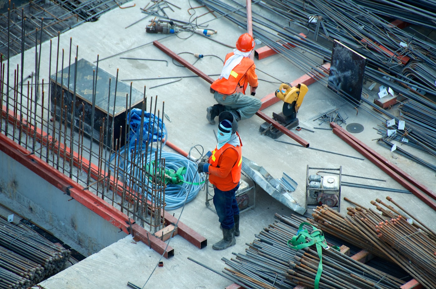 Site supervision: professionals on the construction site during quality control