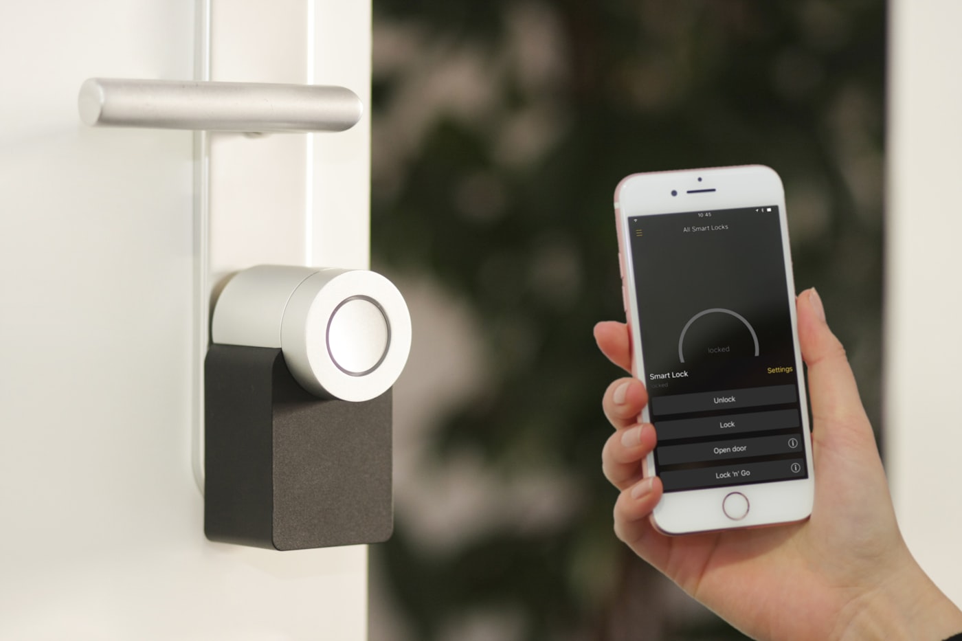 Building automation: room controller and smartphone control