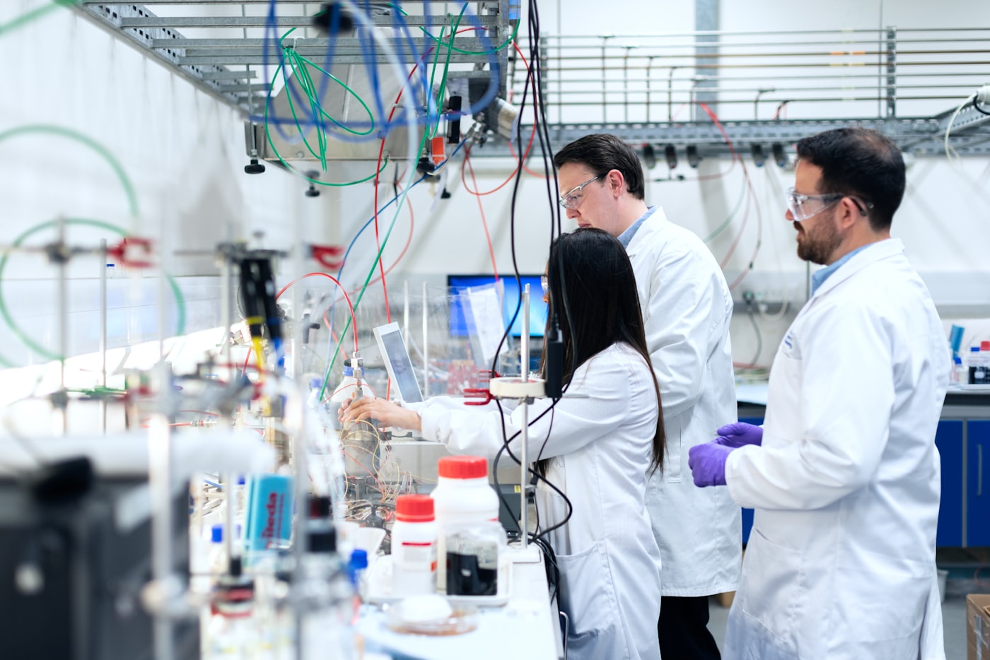 Laborplanung und Reinraumtechnik: Forschende im Labor mit Analysegeräten