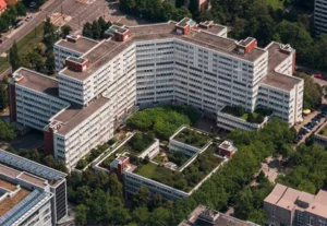 Arabellabogen Munich: aerial view of the residential building with retail arcade and green courtyards