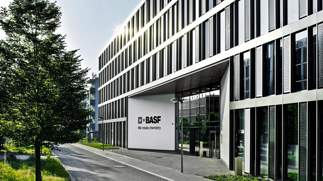 Neubau BASF Bürogebäude Ludwigshafen: Eingang des Bürogebäudes, Sanitär- und Lüftungsplanung mit Revit