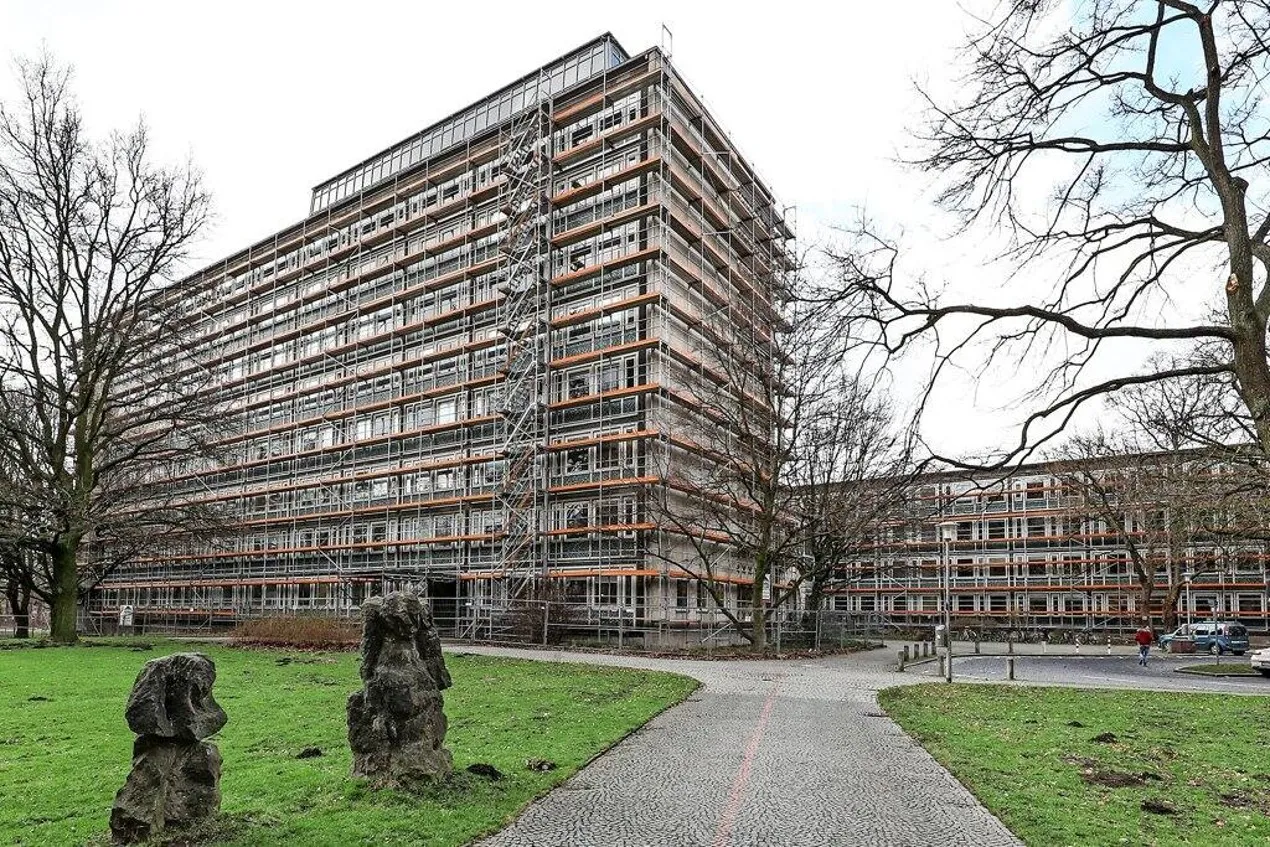 Bauverwaltung Hannover: eingerüstetes Verwaltungsgebäude während der Sanierung