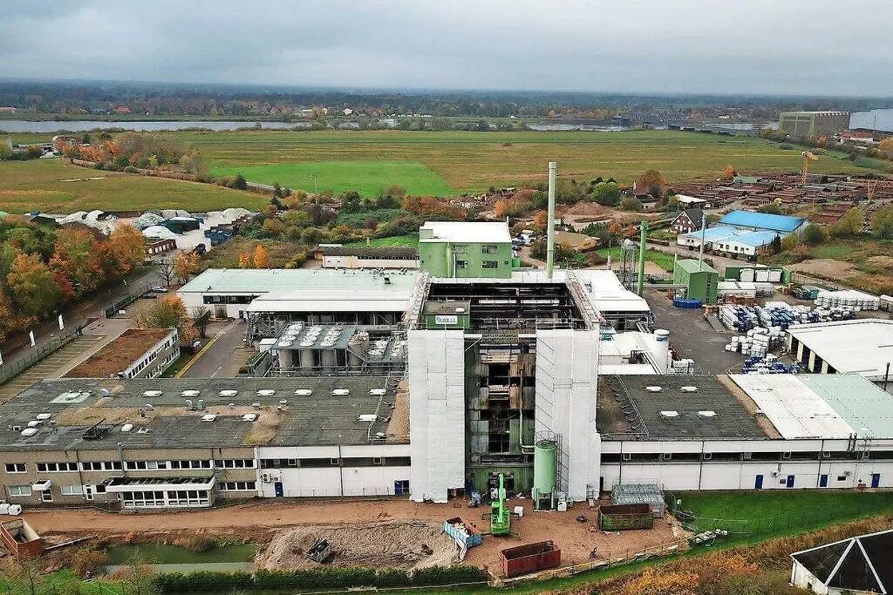 Worlée Chemie Lauenburg: Luftbild des Produktionsstandorts mit eingerüstetem Produktionsturm